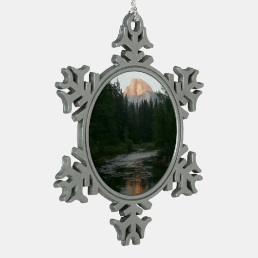 ヨセミテ国立公園のハーフドームサンセット スノーフレークピューターオーナメント (左)