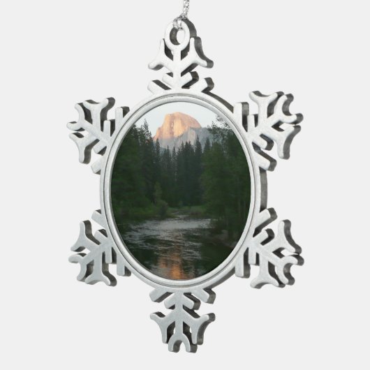 ヨセミテ国立公園のハーフドームサンセット スノーフレークピューターオーナメント (右)