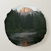 ヨセミテ国立公園のハーフドームサンセット ラウンドクッション (裏面)
