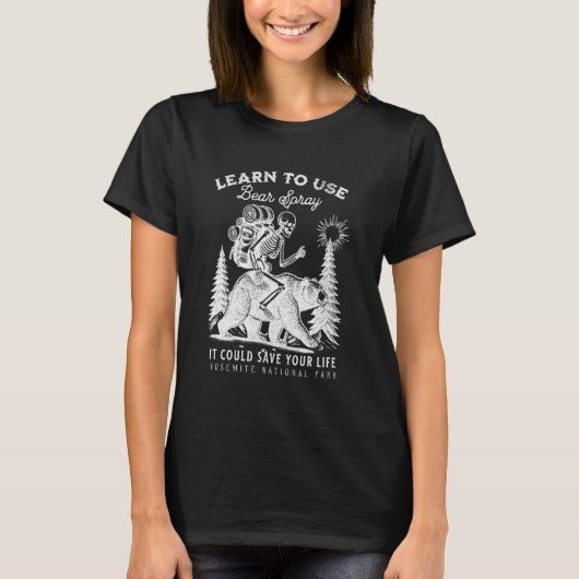 ヨセミテ国立公園 ベアスプレー 楽しいハイキング カメラ Tシャツ (正面)