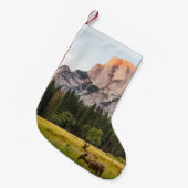 ヨセミテ渓谷のハーフドームの前に2頭の鹿 スモールクリスマスストッキング (正面 (吊り時))