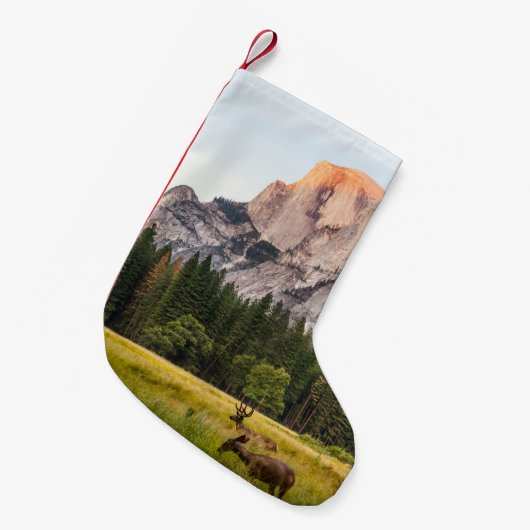 ヨセミテ渓谷のハーフドームの前に2頭の鹿 スモールクリスマスストッキング (正面 (吊り時))