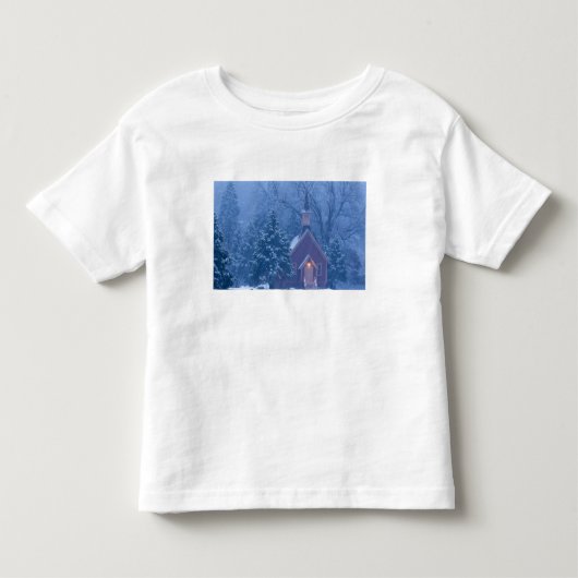 ヨセミテ渓谷の歴史的なチャペル、大雪の中 トドラーTシャツ (正面)