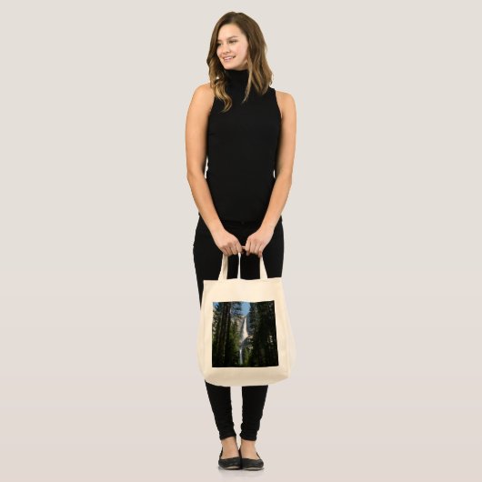 ヨセミテ滝と森の風景写真 トートバッグ (正面(モデル))