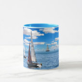 ヨットおよびオーシャンビューの青いコーヒー・マグ マグカップ (中央)