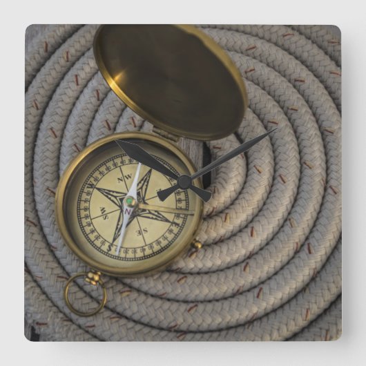 ヨットのデッキの旧式なコンパス スクエア壁時計 (正面)