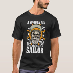 ヨットの女性 凪の海は腕の良い船乗りを作らない Tシャツ