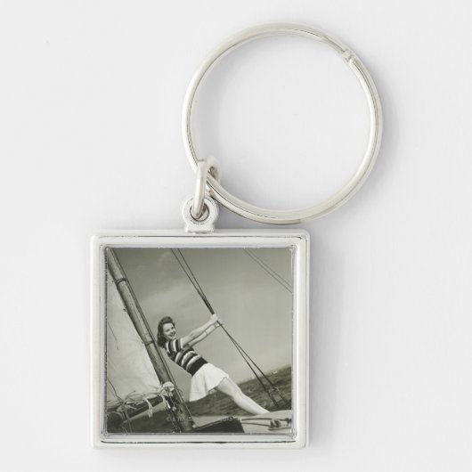 ヨットの索具を保持している女性 キーホルダー (正面)