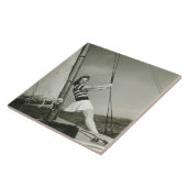 ヨットの索具を保持している女性 タイル (側面)