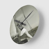 ヨットの索具を保持している女性 ラウンド壁時計 (傾斜)