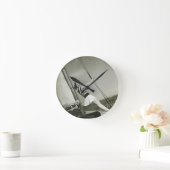 ヨットの索具を保持している女性 ラウンド壁時計 (ホーム)