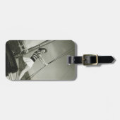 ヨットの索具を保持している女性 ラゲッジタグ (正面横)