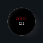 ヨハネ1:14 "ことばは肉にされた"...聖書の聖句 缶バッジ<br><div class="desc">ヨハネ1:14（KJV「言葉は肉を造られ、我々の間に住んだ」）黒いボタンとフォント赤と白。楽しむ!</div>