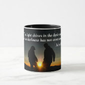 ヨハネ1:5闇の中で光が輝く マグカップ (中央)