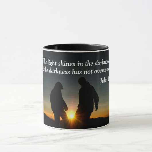 ヨハネ1:5闇の中で光が輝く マグカップ (中央)