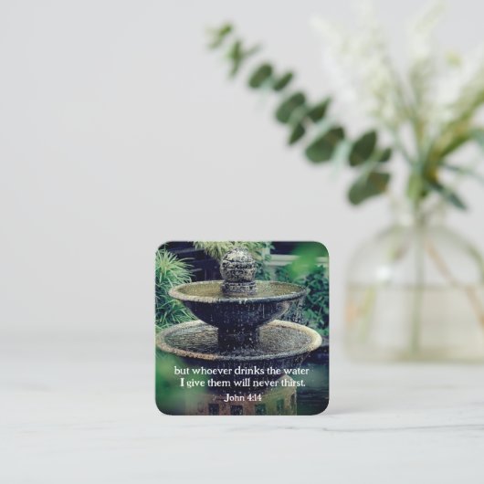 ヨハネ4:14水を飲む者は誰でも聖書与えに従う スクエア名刺 (スタンド正面)