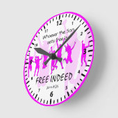 ヨハネ8:36 もし|息子があなたを設定 |確かにピンク色 ラウンド壁時計 (傾斜)