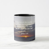 ヨハネ9:4わたしはわたしを遣わされた方の業を行なわなければならない マグカップ (中央)
