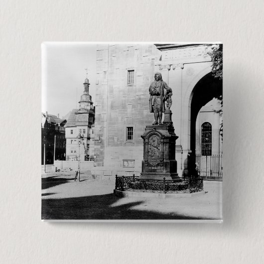 ヨハン・ゼバスティアン・バッハの彫像 缶バッジ (正面)