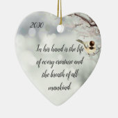 ヨブ12:10日付の聖書の聖なる書物、 経典私たちの人生を彼の内に セラミックオーナメント (右)