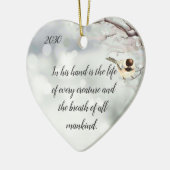 ヨブ12:10日付の聖書の聖なる書物、 経典私たちの人生を彼の内に セラミックオーナメント (左)