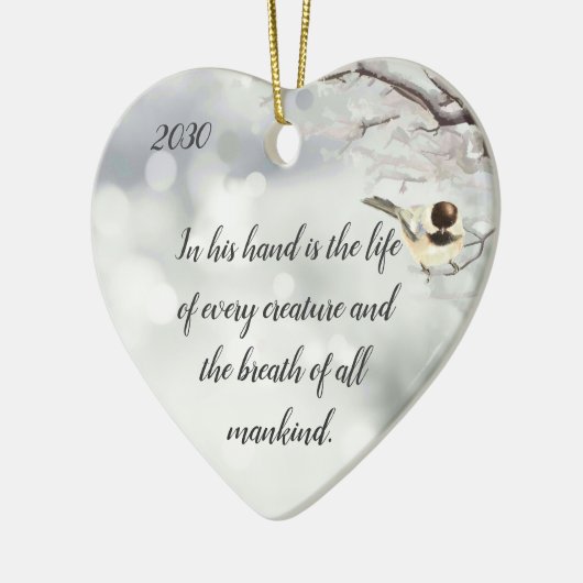 ヨブ12:10日付の聖書の聖なる書物、 経典私たちの人生を彼の内に セラミックオーナメント (左)