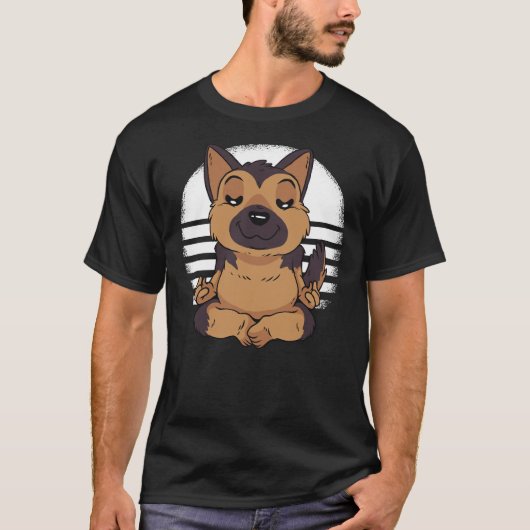 ヨーガ犬ポーズ瞑想ドイツの羊飼い Tシャツ (正面)