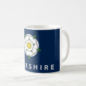 ヨークシャの地域のイギリスのイギリスの旗の文字の名前 コーヒーマグカップ (正面右)