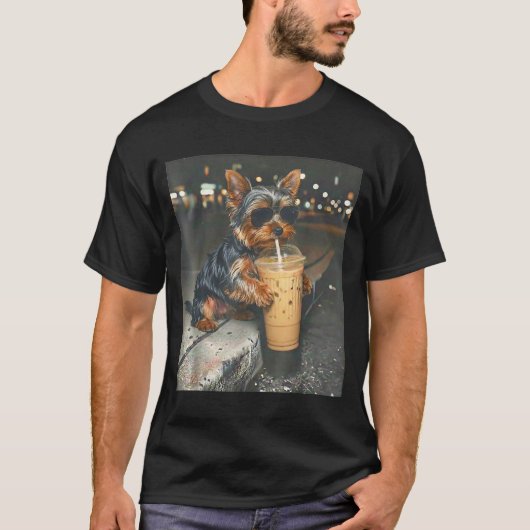 ヨークシャテリアがアイスコーヒーを飲む おもしろ動物の表情 犬 Tシャツ (正面)