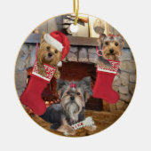 ヨークシャテリアのクリスマスのオーナメント セラミックオーナメント (正面)
