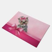 ヨークシャテリアのピンクのプリンセスのヨークシャーテリアの小犬 ドアマット (アングル)