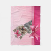 ヨークシャテリアのピンクのプリンセスのヨークシャーテリアの小犬 フリースブランケット (正面)