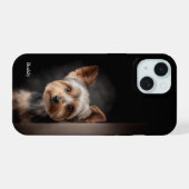 ヨークシャテリアの肖像画入りカスタムスマホケース iPhone 15ケース (裏面横)