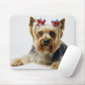 ヨークシャーのテリアは赤い弓を着て マウスパッド (マウス)