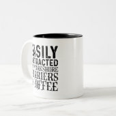 ヨークシャーの恐怖とコーヒーに気を取られる ツートーンマグカップ (正面左)