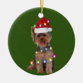 ヨークシャーテリアとクリスマススキャフトサンタハットギフト セラミックオーナメント (正面)