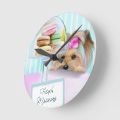 ヨークシャーテリアのフランス人のマカロン ラウンド壁時計 (傾斜)