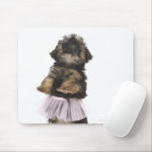 ヨークシャーテリアの糞の子犬は彼女の後ろ足でチュチュで。 マウスパッド (マウス)