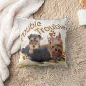 ヨークシャーテリアのPetVenturesUSA著二重悩みの枕 クッション (ブランケット)