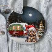 ヨークシャーテリアキャラバンクリスマスアドベンチャー 缶バッジ (インサイチュ)