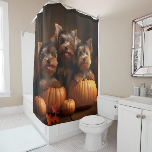 ヨークシャーテリアパピーオータムデライトカボチャ シャワーカーテン (インサイチュ)