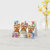 ヨークシャーテリア子犬誕生日カードとパーティー帽子 カード (黄色い花)