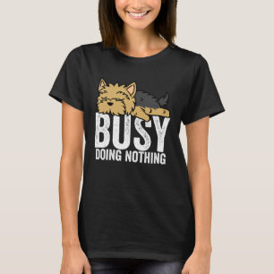 ヨークシャーテリア忙し何もしない怠け者の少年の女の子 Tシャツ