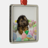 ヨークシャーテリアpooの子犬およびイースターエッグ メタルオーナメント (右)