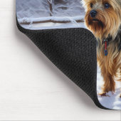 ヨークシャー・テリアは雪のクリスマスを許した マウスパッド (コーナー)