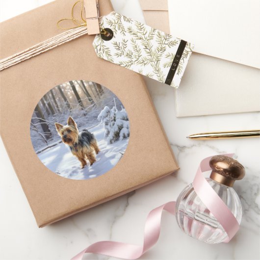 ヨークシャー・テリアは雪のクリスマスを許した ラウンドシール (ギフト)