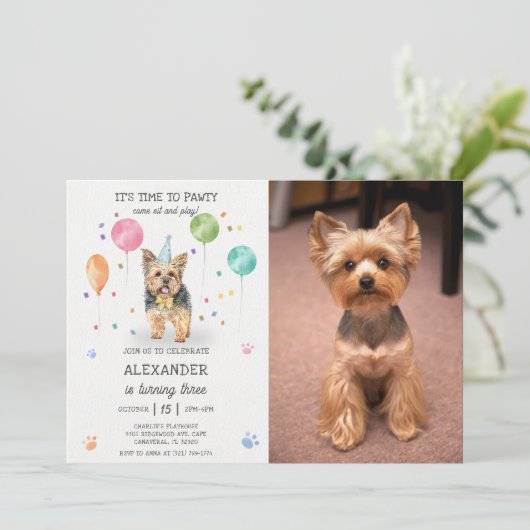 ヨークシャーLets犬のパウィティ子犬の誕生日ピンクの写真 招待状 (スタンド正面)