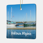 ヨークタウンのヨットヨーク川のボート セラミックオーナメント (左)