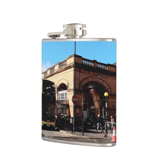 ヨーク駅の外 フラスク (左)