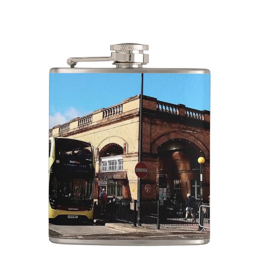 ヨーク駅の外 フラスク (正面)